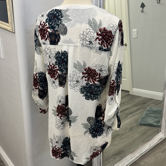 Cute Daniel Rain Ladies Blouse with Floral Design and 3/4 sleeves - Picture 5 of 6